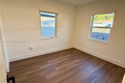 Villa ou maison à louer à Miami, Floride: 2 chambres, 69.21 m2 № 1969892 - photo 14