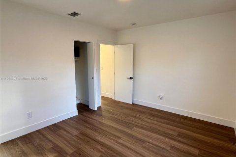 Villa ou maison à louer à Miami, Floride: 2 chambres, 69.21 m2 № 1969892 - photo 15