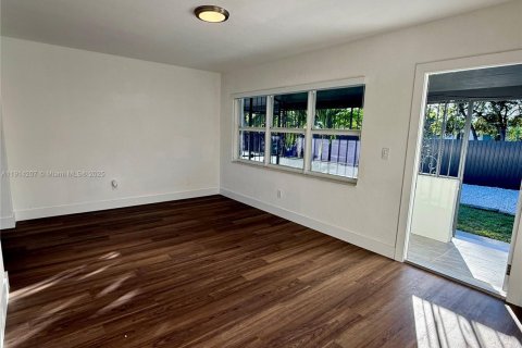 Villa ou maison à louer à Miami, Floride: 2 chambres, 69.21 m2 № 1969892 - photo 4