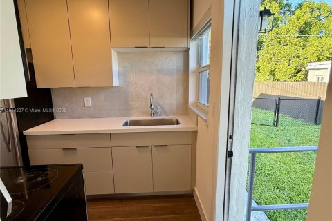 Villa ou maison à louer à Miami, Floride: 2 chambres, 69.21 m2 № 1969892 - photo 12
