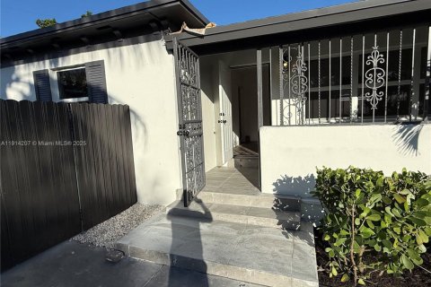 Villa ou maison à louer à Miami, Floride: 2 chambres, 69.21 m2 № 1969892 - photo 2