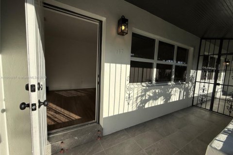Villa ou maison à louer à Miami, Floride: 2 chambres, 69.21 m2 № 1969892 - photo 3
