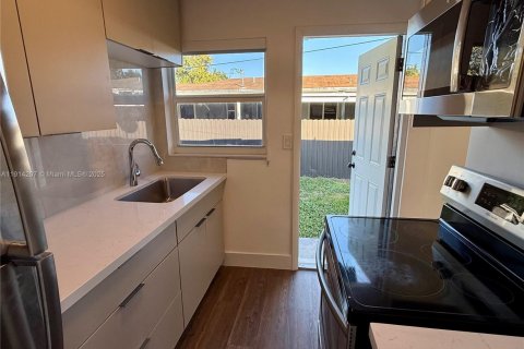 Villa ou maison à louer à Miami, Floride: 2 chambres, 69.21 m2 № 1969892 - photo 11