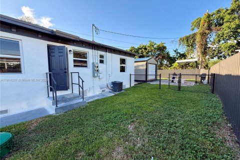 Villa ou maison à louer à Miami, Floride: 2 chambres, 69.21 m2 № 1969892 - photo 17