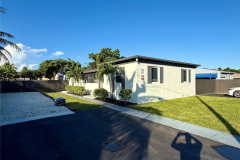 Villa ou maison à louer à Miami, Floride: 2 chambres, 69.21 m2 № 1969892 - photo 1