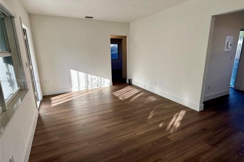 Villa ou maison à louer à Miami, Floride: 2 chambres, 69.21 m2 № 1969892 - photo 6