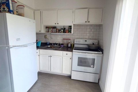 Снять в аренду виллу или дом в Форт-Лодердейл, Флорида 1 спальня, 60.39м2, № 1983997 - фото 3