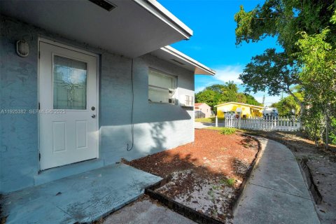 Снять в аренду виллу или дом в Форт-Лодердейл, Флорида 1 спальня, 60.39м2, № 1983997 - фото 10