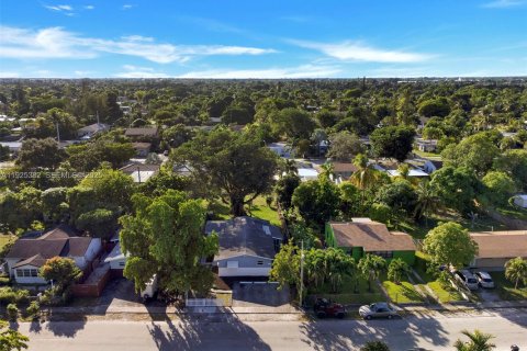 Снять в аренду виллу или дом в Форт-Лодердейл, Флорида 1 спальня, 60.39м2, № 1983997 - фото 22