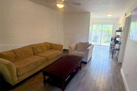 Снять в аренду виллу или дом в Форт-Лодердейл, Флорида 1 спальня, 60.39м2, № 1983997 - фото 1