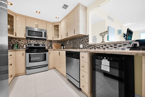 Copropriété à louer à Sunny Isles Beach, Floride: 2 chambres, 141.3 m2 № 1987517 - photo 10