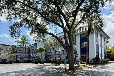 Condo in Margate, Florida, 2 bedrooms  № 1874886 - photo 1