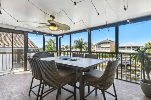 House in New Port Richey, Florida 5 bedrooms, 331.66 sq.m. № 1613863 - photo 16