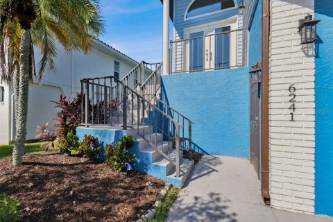 House in New Port Richey, Florida 5 bedrooms, 331.66 sq.m. № 1613863 - photo 8