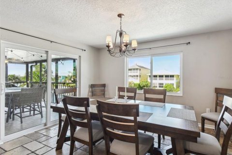 House in New Port Richey, Florida 5 bedrooms, 331.66 sq.m. № 1613863 - photo 15