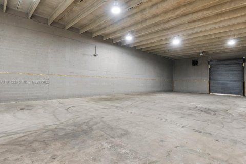 Propiedad comercial en venta en Miami Gardens, Florida № 2018945 - foto 22