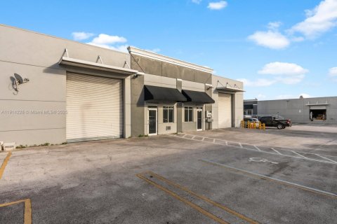 Propiedad comercial en venta en Miami Gardens, Florida № 2018945 - foto 3