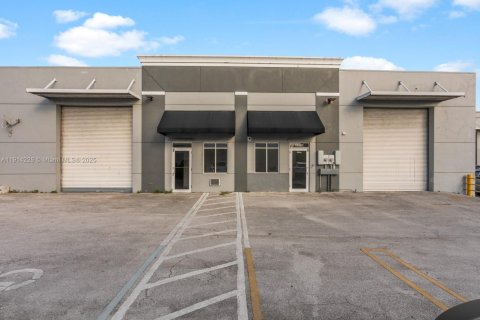 Propiedad comercial en Miami Gardens, Florida № 2018945