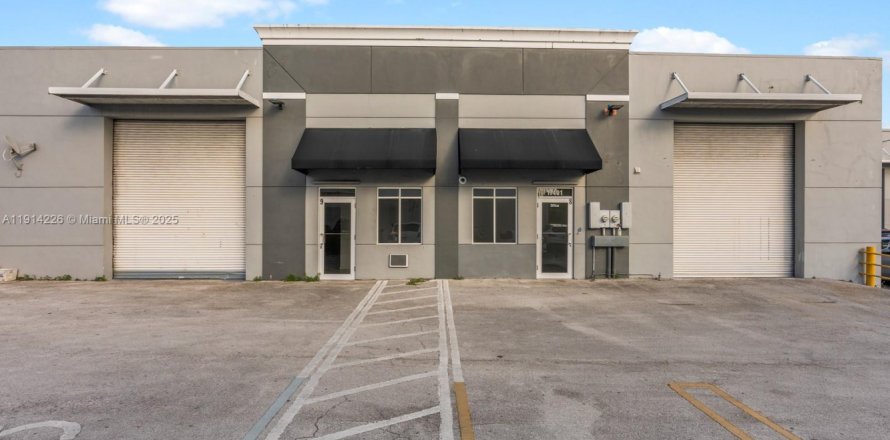 Propiedad comercial en Miami Gardens, Florida № 2018945