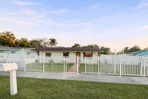 Дом в Хомстед, Флорида 3 спальни, 106.28м2 № 2051001