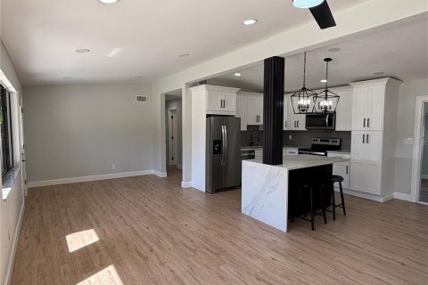 Casa en alquiler en Saint Petersburg, Florida, 3 dormitorios, 162.76 m2 № 1917416 - foto 3