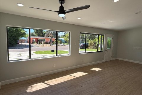 Casa en alquiler en Saint Petersburg, Florida, 3 dormitorios, 162.76 m2 № 1917416 - foto 2