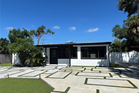 Casa en alquiler en Saint Petersburg, Florida, 3 dormitorios, 162.76 m2 № 1917416 - foto 1