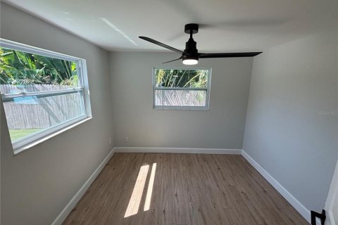 Casa en alquiler en Saint Petersburg, Florida, 3 dormitorios, 162.76 m2 № 1917416 - foto 10