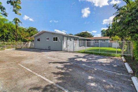 Commercial property in Miami, Florida № 1963702
