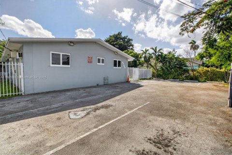 Commercial property in Miami, Florida № 1963702 - photo 7
