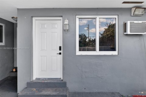 Commercial property in Miami, Florida № 1963702 - photo 12