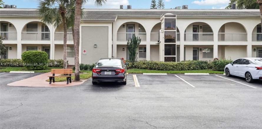 Apartment in Coconut Creek, Florida 2 bedrooms, 89.37 sq.m. № 1938043
