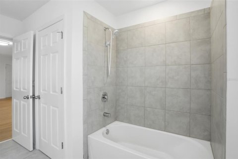 House in Orlando, Florida 5 bedrooms, 278.99 sq.m. № 2204511 - photo 30
