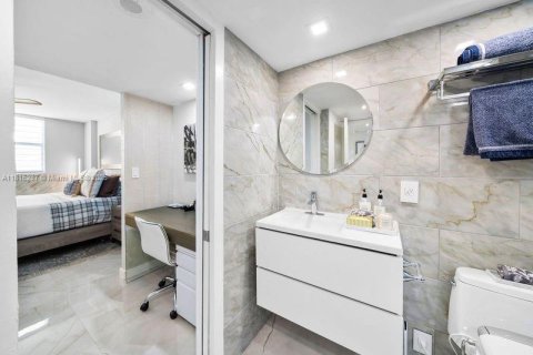 Condo in Miami Beach, Florida, 1 bedroom  № 1768616 - photo 17