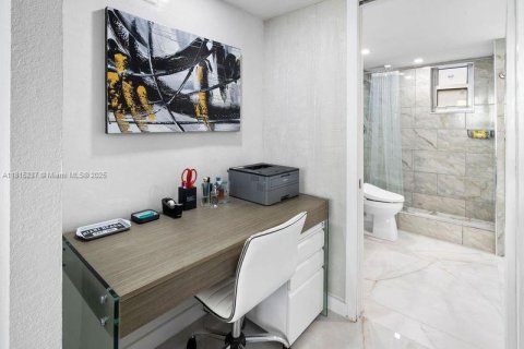Condo in Miami Beach, Florida, 1 bedroom  № 1768616 - photo 13