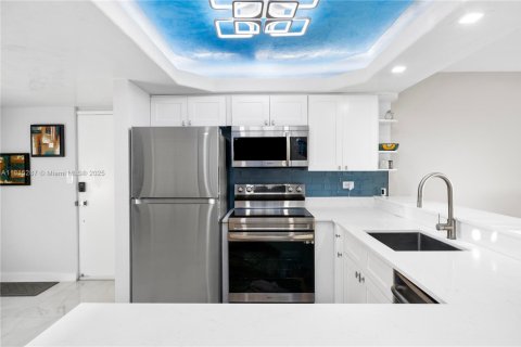 Condo in Miami Beach, Florida, 1 bedroom  № 1768616 - photo 10