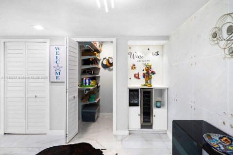 Condo in Miami Beach, Florida, 1 bedroom  № 1768616 - photo 16