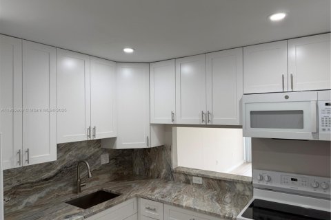 Снять в аренду кондоминиум в Майами, Флорида 1 спальня, 67.54м2, № 1956151 - фото 2