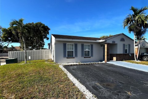 Villa ou maison à vendre à Davie, Floride: 3 chambres, 115.57 m2 № 1987719 - photo 1