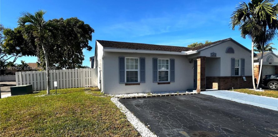 Villa ou maison à Davie, Floride 3 chambres, 115.57 m2 № 1987719