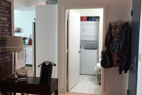 Condo in Miami, Florida, 1 bedroom  № 1888792 - photo 7