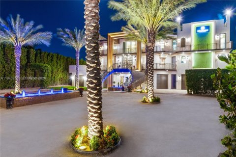 Купить виллу или дом в Исламорада, Вилладж оф Айлендс, Флорида 7 спален, 945.93м2, № 2035961 - фото 3