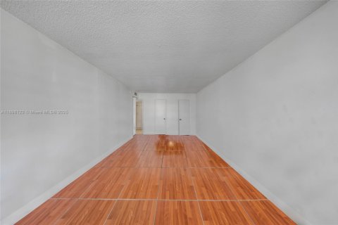 Condo in Miami, Florida, 2 bedrooms  № 1952823 - photo 18