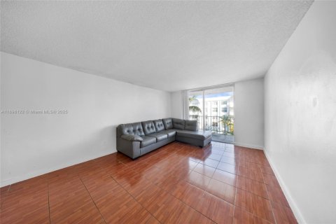 Condo in Miami, Florida, 2 bedrooms  № 1952823 - photo 5