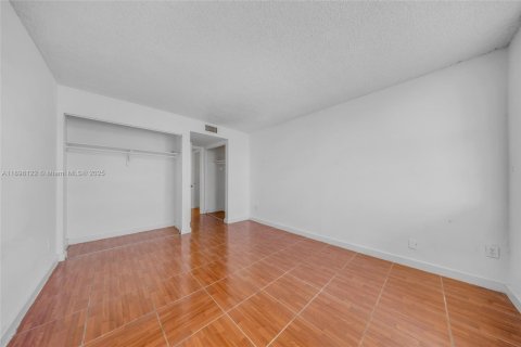 Condo in Miami, Florida, 2 bedrooms  № 1952823 - photo 14