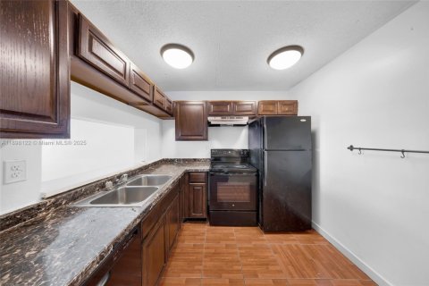 Condo in Miami, Florida, 2 bedrooms  № 1952823 - photo 10