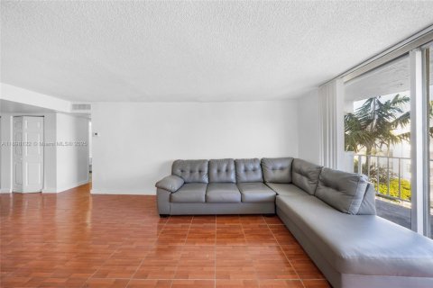 Condo in Miami, Florida, 2 bedrooms  № 1952823 - photo 4