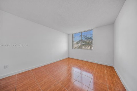 Condo in Miami, Florida, 2 bedrooms  № 1952823 - photo 13