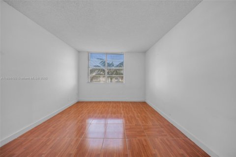 Condo in Miami, Florida, 2 bedrooms  № 1952823 - photo 12
