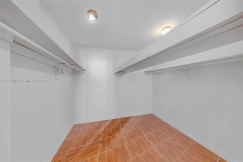 Condo in Miami, Florida, 2 bedrooms  № 1952823 - photo 19